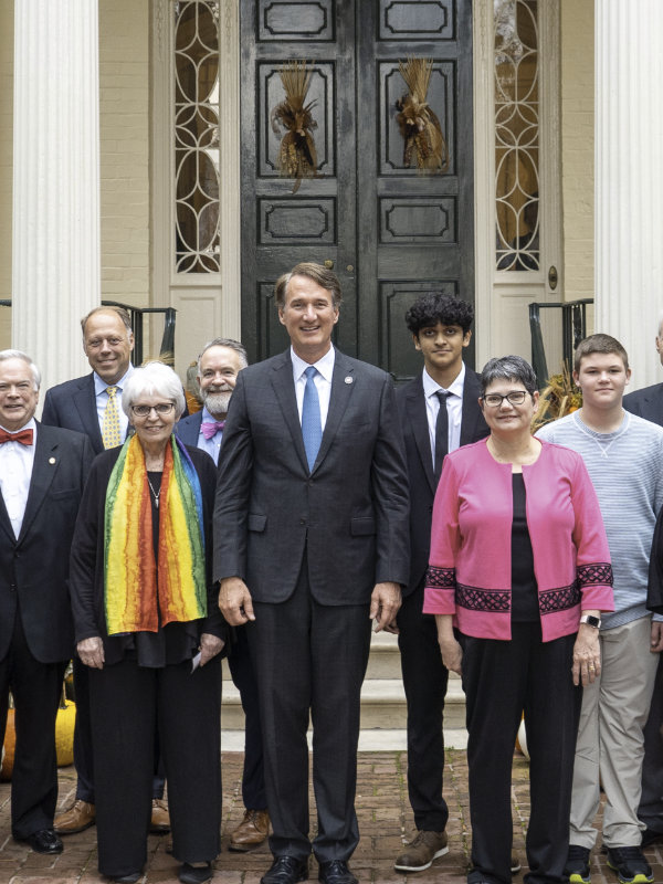 groupe de volontaires devant le manoir