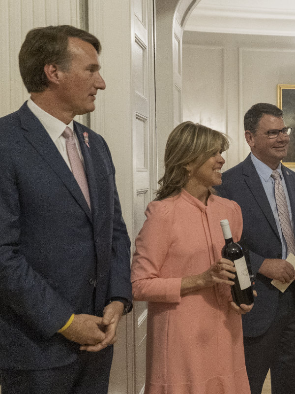 Le gouvernement et la première dame avec une bouteille de vin