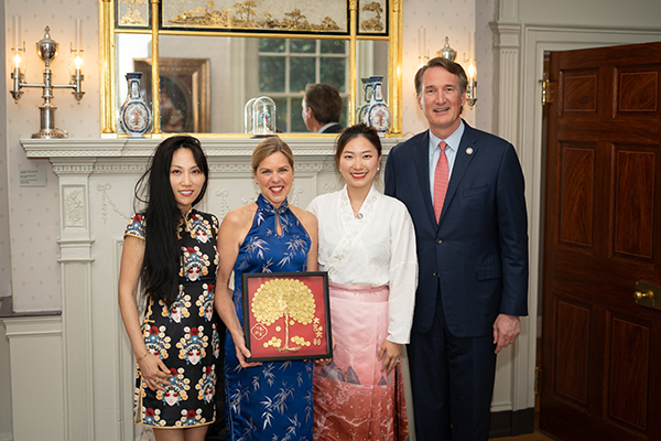 Le gouverneur et la première dame à la réception AAPI