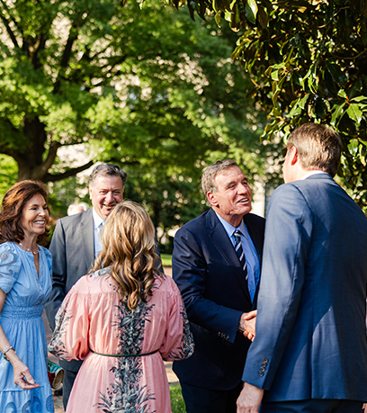 De gauche à droite : Susan Allen, le gouverneur George Allen, la première dame Suzanne S. Youngkin, le sénateur Mark Warner, le gouverneur Glenn Youngkin.