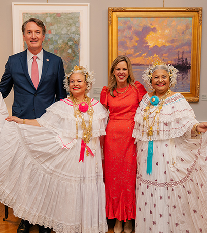 Le gouverneur et la première dame posent avec deux femmes portant des vêtements traditionnels panaméens.