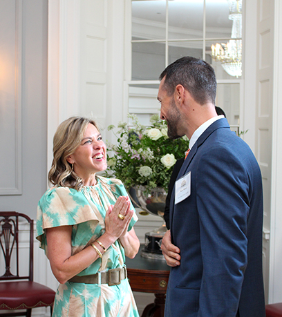 La Première dame lève les yeux lors d'une conversation avec un invité masculin à l'Executive Mansion.