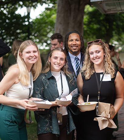 Un groupe de jeunes adultes pose en plein air.