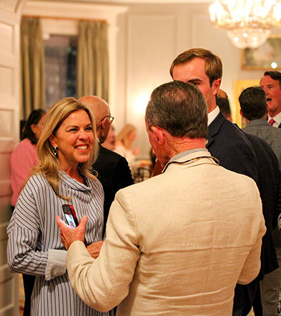 La Première dame sourit lors d'une conversation avec un invité à l'Executive Mansion.