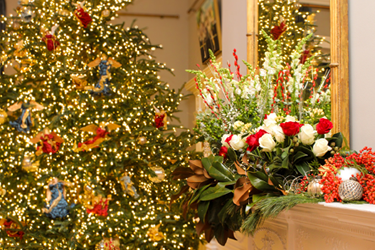 Sapin et couronne illuminés sur le manteau de cheminée