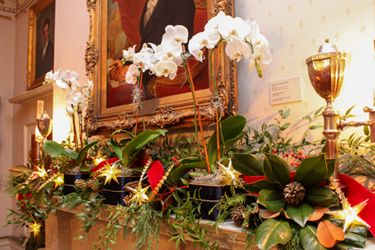 Des rubans, des orchidées et des étoiles décorent la couronne du manteau.