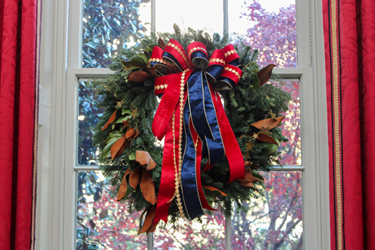 Couronne de rubans rouges et bleus
