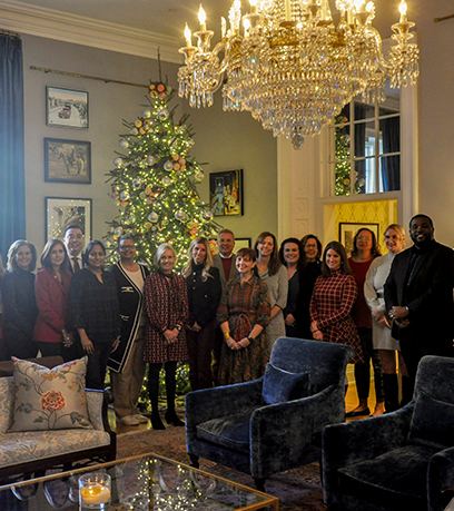 Un groupe pose devant l'arbre de Noël de l'Executive Mansion.