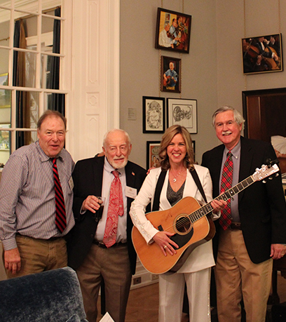 De gauche à droite : Don Park, Charlie McConnell, Suzanne S. Youngkin (tenant une guitare), Dick Hickman.