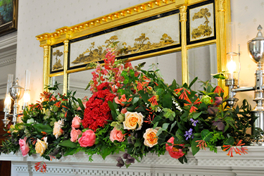 L'arrangement floral dans le salon des dames.