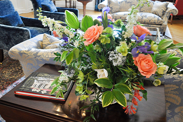 Un arrangement de fleurs réalisé par le Boxwood Garden Club.