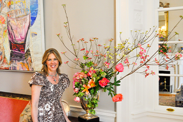 La Première dame pose avec une composition de cornouillers roses.