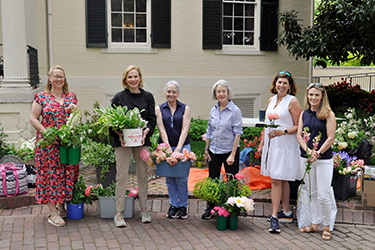 Le Boxwood Garden Club se prépare pour la Journée des jardins historiques à l'Executive Mansion.