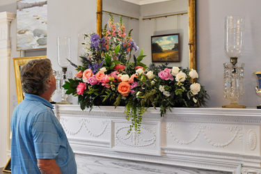 Tony Griffin (DGS) admire l'arrangement qu'il a réalisé pour la salle de bal de l'Executive Mansion.