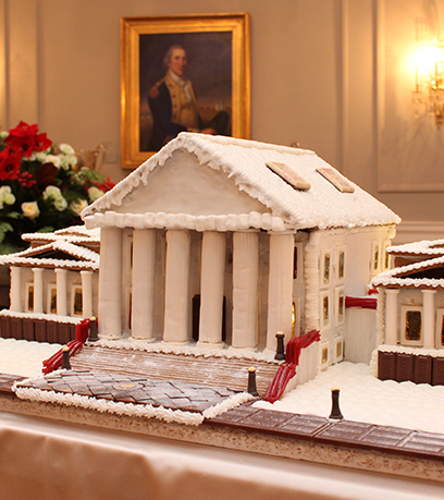 Le Capitole de l'État de Virginie en pain d'épices se trouve dans la salle à manger de l'Executive Mansion. La maquette comporte des Twizzlers en guise de garde-corps pour les marches du Capitole et le bâtiment est givré avec du glaçage royal blanc. Le modèle est entouré d'éléments architecturaux bruns en pain d'épice non glacé.