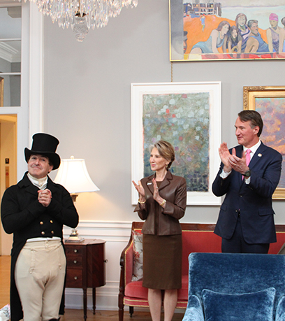 Mark Schnieder, déguisé en marquis de Lafayette, se tient à côté de Carly Fiorina et du gouverneur <span translate=
