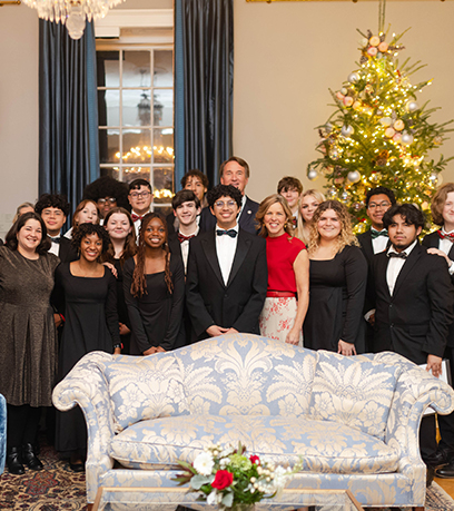 Le gouverneur et la première dame posent dans l'Executive Mansion avec une chorale de lycéens.