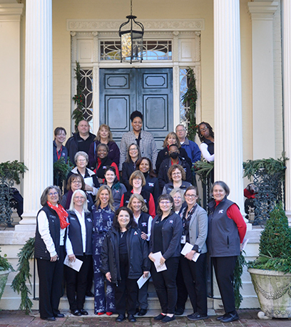 La Première dame pose devant l'Executive Mansion avec des employés des Virginia Welcome Centers.