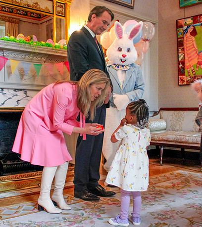 petite fille rencontrant la première dame, le gouverneur et le lapin de Pâques