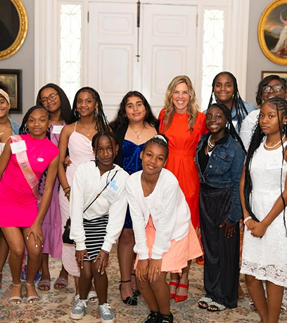un groupe de jeunes filles avec la Première Dame