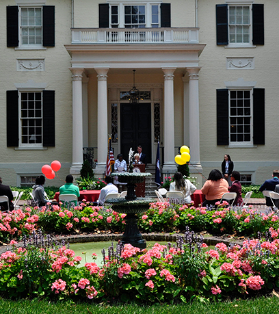 La façade de l'Executive Mansion décorée pour le Juneteenth.