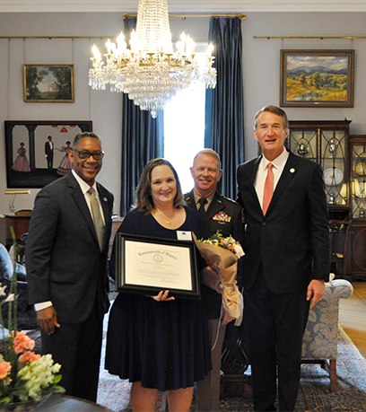 Le gouverneur et le général Crenshaw posent avec le major général Timothy P. Williams et son épouse, Cheryl Williams.