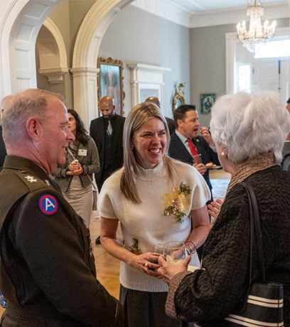 La première dame sourit lors d'une conversation entre le général de division Williams et l'épouse d'un prisonnier de guerre de Virginie.