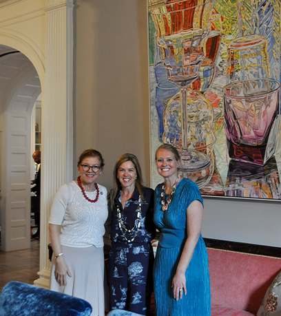 La première dame avec la secrétaire Guidera et Margaret Hancock, directrice des VCA Fellows