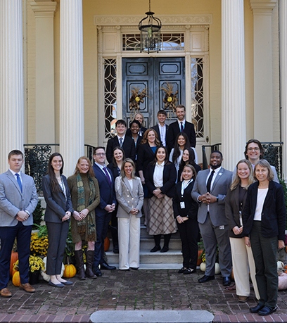 Un groupe pose sur les marches de l'Executive Mansion.