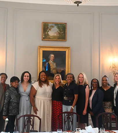 des femmes chefs militaires avec la Première Dame