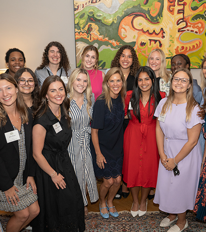 La première dame avec les femmes du programme 2025 Fellows