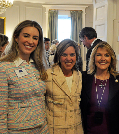 La première dame de Virginie pose avec la secrétaire au commerce, Caren Merrick, et une femme chef d'entreprise.