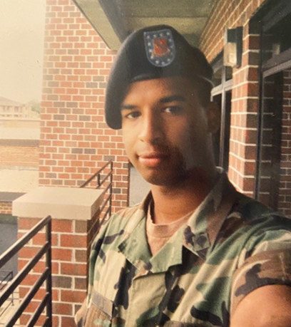 Jeune homme afro-américain en uniforme militaire posant pour un selfie.