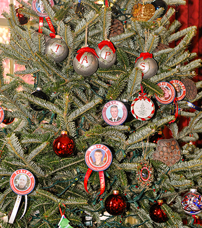 Arbre de Noël avec ornements.