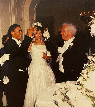 Une ancienne photo du gouverneur Wilder portant un toast à sa fille Loren, vêtue d'une robe de mariée blanche.