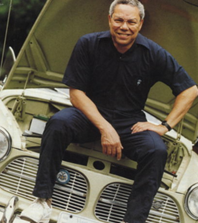 Le général Colin L. Powell assis sur une Volvo de collection.