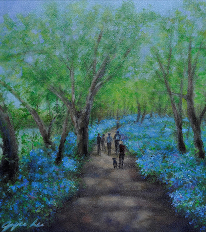 Une peinture de jacinthes bordant un chemin dans une forêt verdoyante. Les gens marchent sur le chemin.