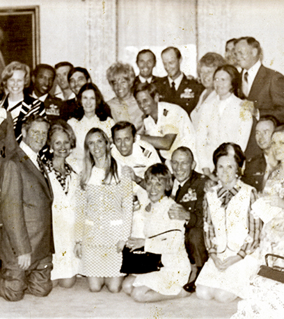 Une photo 1973 du gouverneur Holton et d'un groupe de prisonniers de guerre de la guerre du Vietnam.