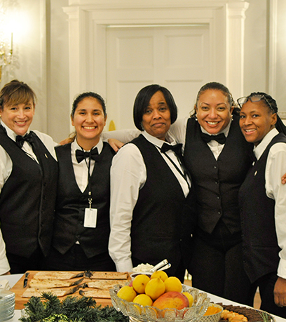 Cinq femmes membres de l'équipe de l'Executive Mansion posent dans la salle à manger.