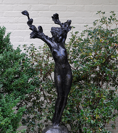 Statue en bronze de la nymphe Daphné.