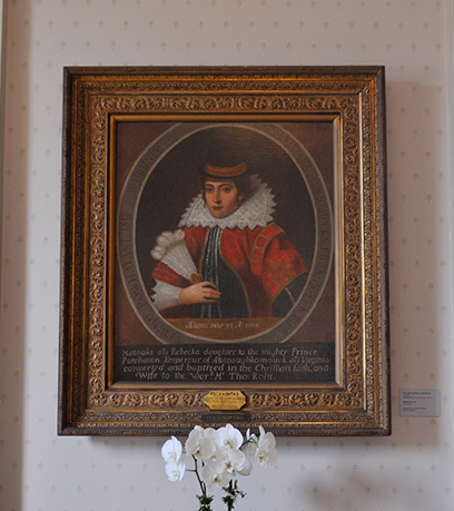 Portrait de Pocahontas portant une robe anglaise traditionnelle.
