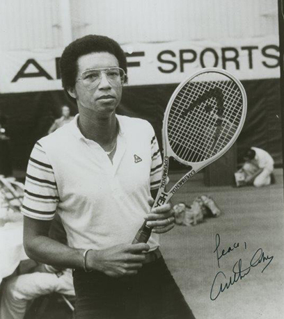 Photo en noir et blanc d'Arthur Ashe, avec l'aimable autorisation de la Bibliothèque de Virginie.