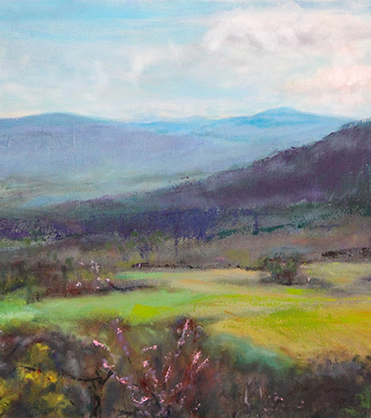 Peinture de paysage avec des champs verts, des collines lointaines et un ciel nuageux.