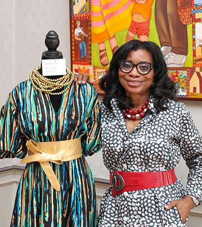 Ukay à côté de sa robe.