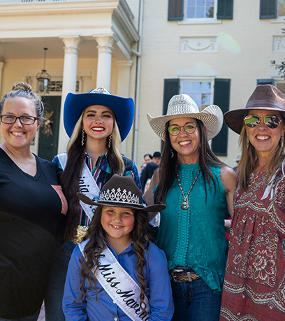 La Première dame pose avec des femmes et des jeunes filles portant des chapeaux de cow-boy.