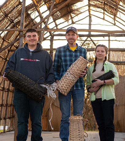De gauche à droite, David Onks, Brad Hatch et Reagan Andersen tiennent des nasses à anguilles dans une longue maison en construction au Patawomeck Museum and Cultural Center de Fredericksburg, le dimanche 11, 2022 décembre.