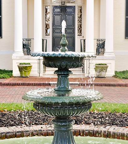 Fontaine en fonte verte devant l'Executive Mansion.