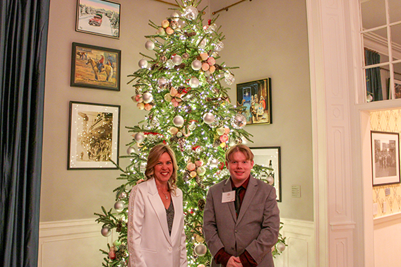 La Première dame et l'artiste Joey Frye posent devant un arbre de Noël.